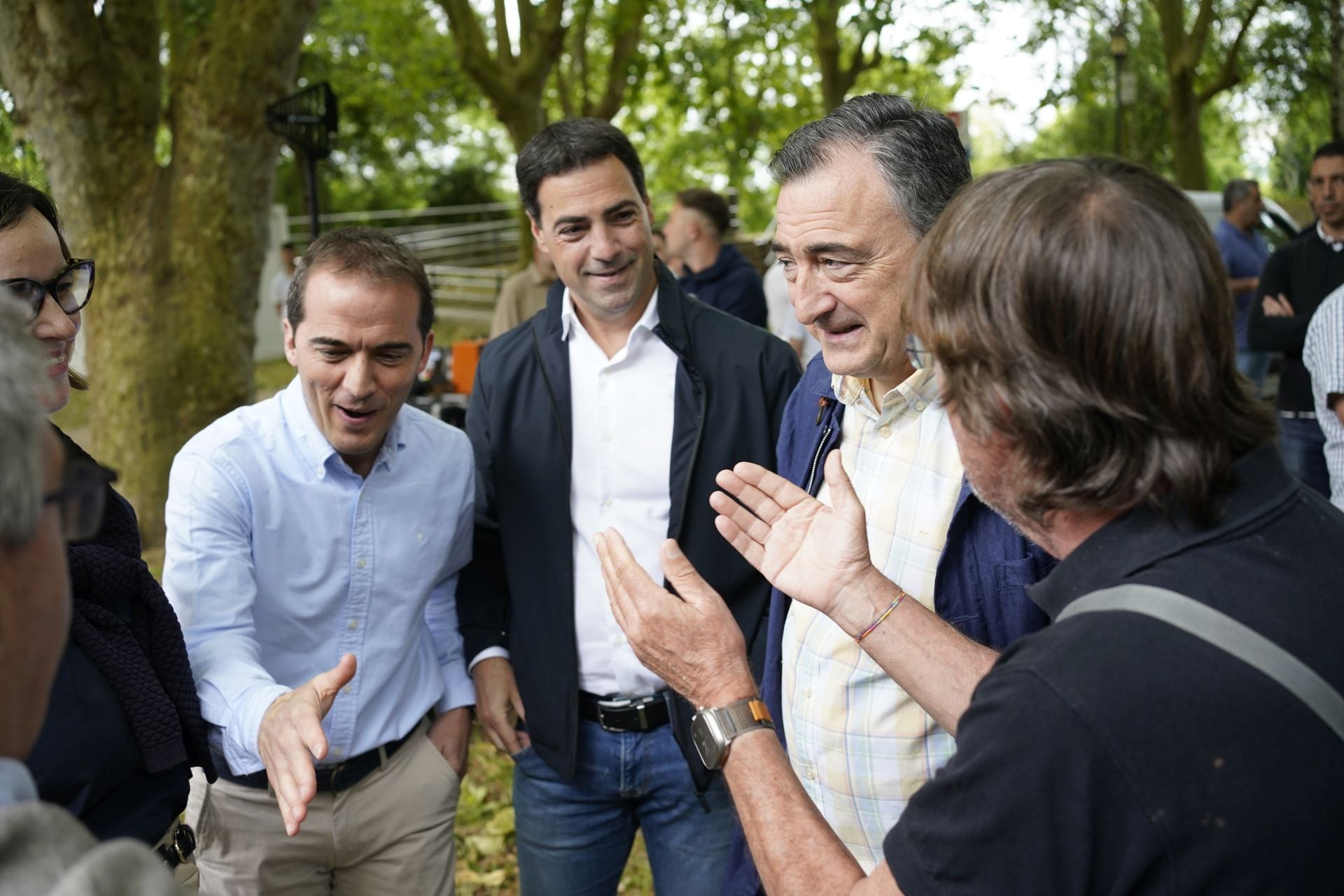Elixabete Etxanobe, Iñigo Ansola, Imanol Pradales, Aitor Esteban y Luis Javier Tellería, antes del acto.