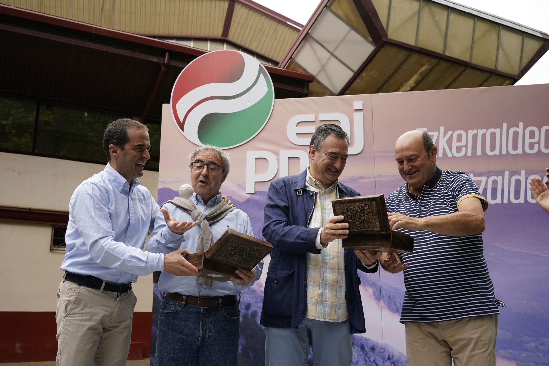 Ansola, Aurrekoetxea, Esteban y Ortuzar, en la entrega de regalos en el homenaje.