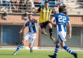 Ander Capa remata un balón ante la marca de Eizagirre.
