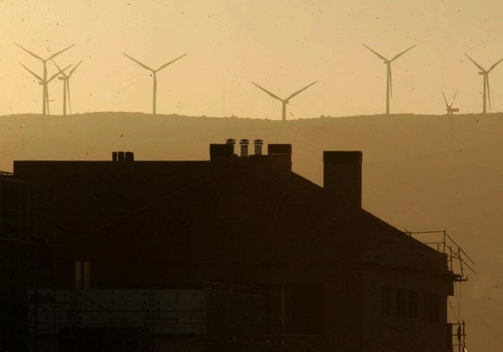 De salir adelante el proyecto de Iberdrola, la estampa de Badaia vista desde Vitoria cambiará por una con menos molinos pero más grandes