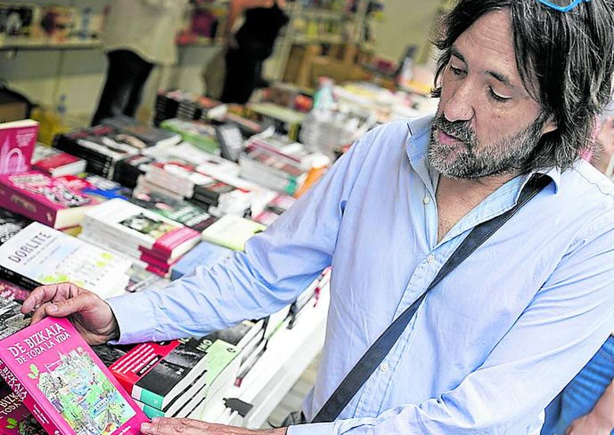 Imagen secundaria 1 - «Una feria literaria es lo contrario a la guerra»