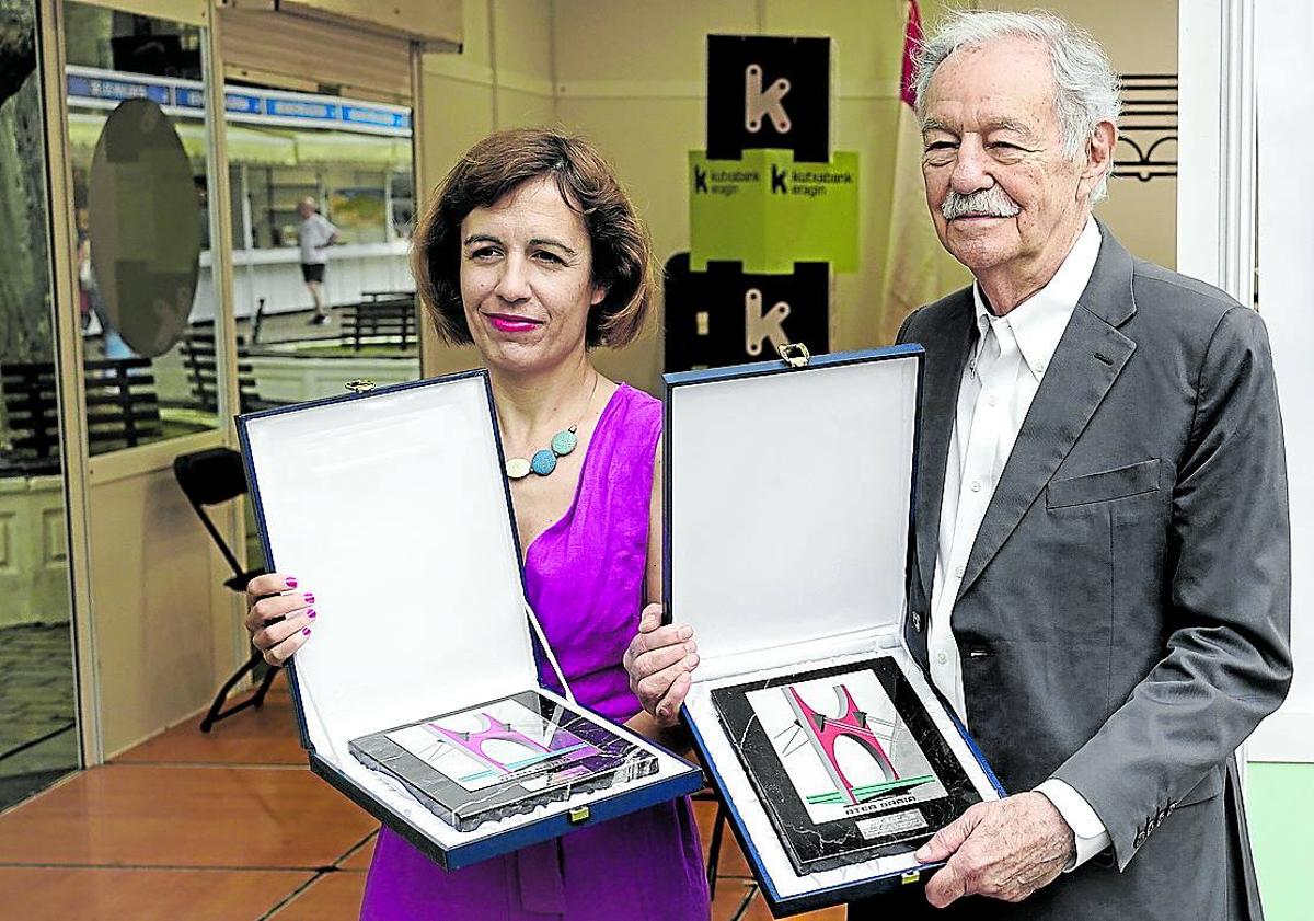 Imagen principal - «Una feria literaria es lo contrario a la guerra»