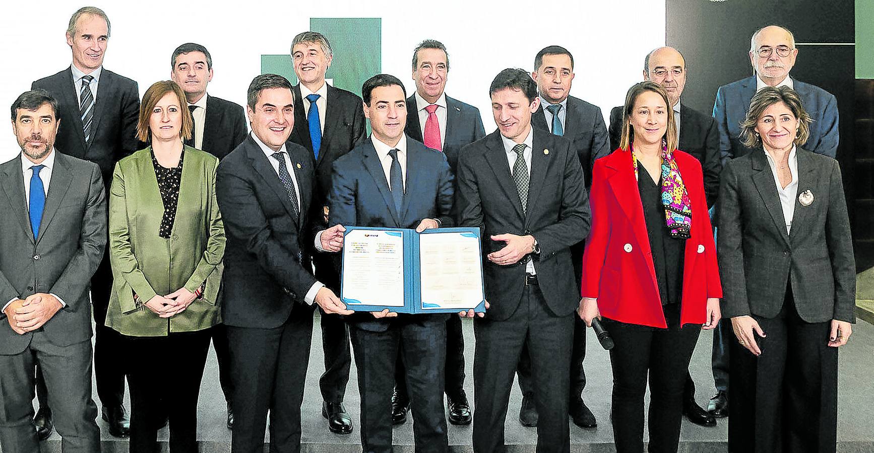 El lehendakari Imanol Pradales junto a representantes de las entidades financieras firmantes de la Alianza Financiera Vasca (AFV) el pasado mes de marzo en la Bolsa de Bilbao.