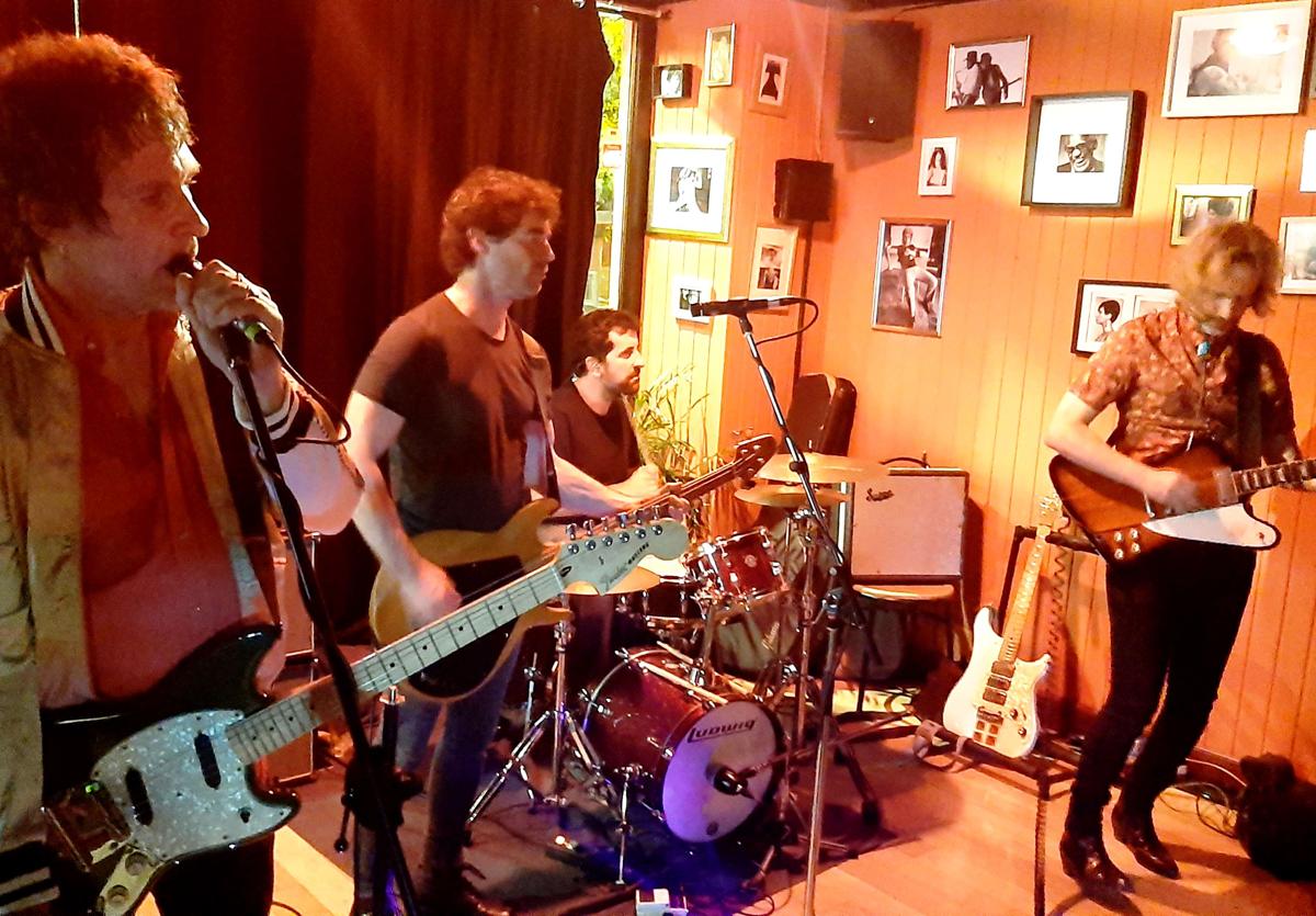 ulien Elsie (voz, guitarra, teclado), Ismael Tovar (bajo), Antonio Méndez (batería) y Gonzalo Gallardo (guitarra)