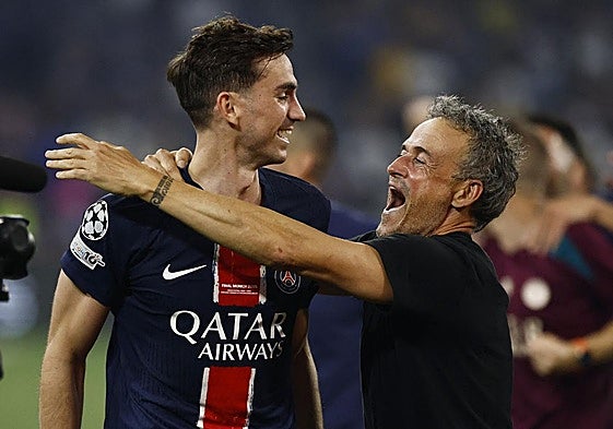 Fabián se abraza a Luis Enrique tras conquistar el PSG la Champions.