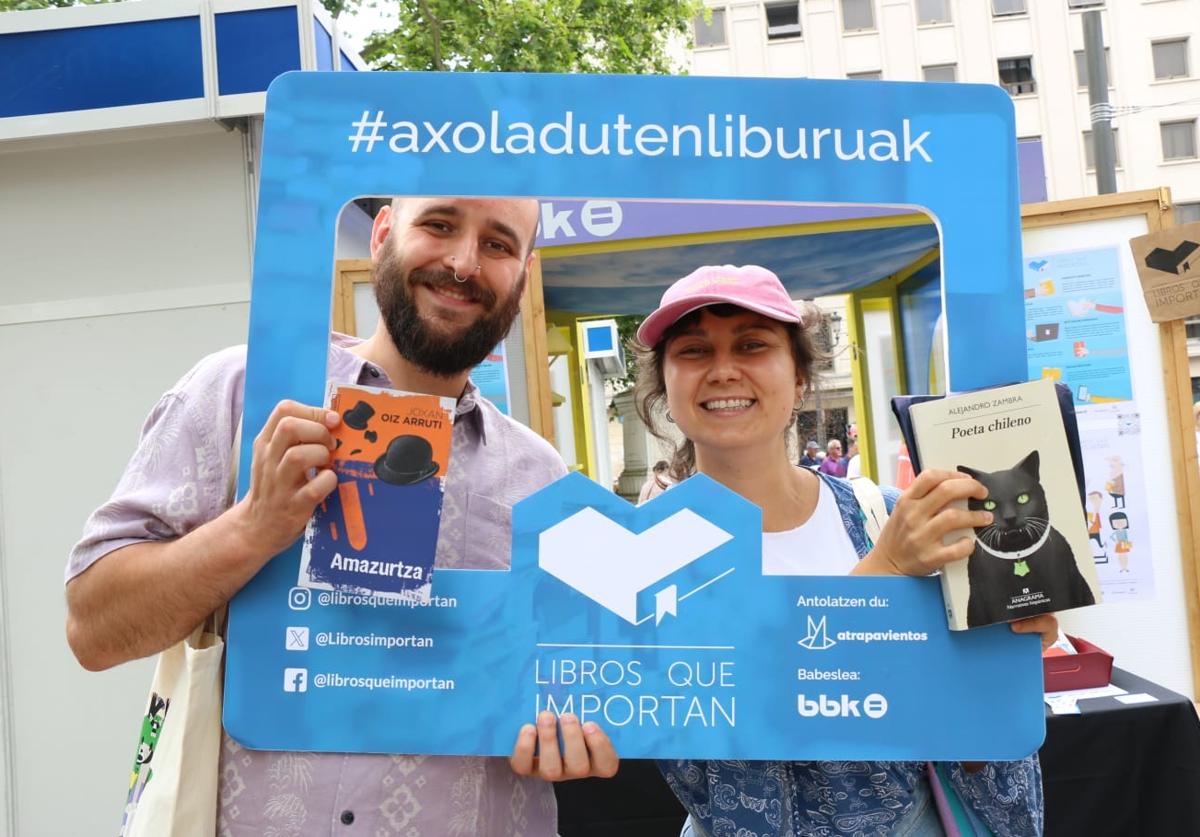 Participantes en 'Libros que importan', la iniciativa de la asociación zaragozana Atrapavientos.