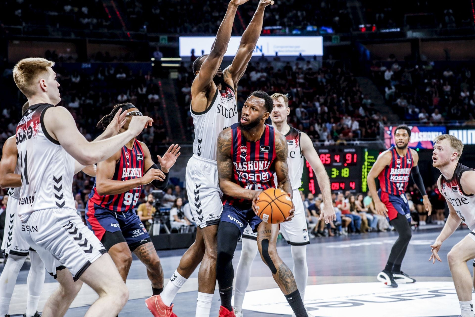 Donta Hall es defendido por jugadores del Bilbao Basket.
