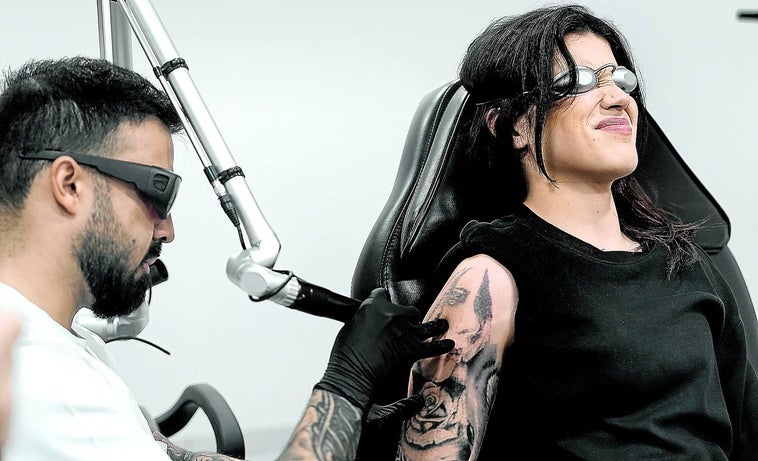 Adiós a la tinta. Andrea Palacios, en una de las sesiones para borrarse un tatuaje.
