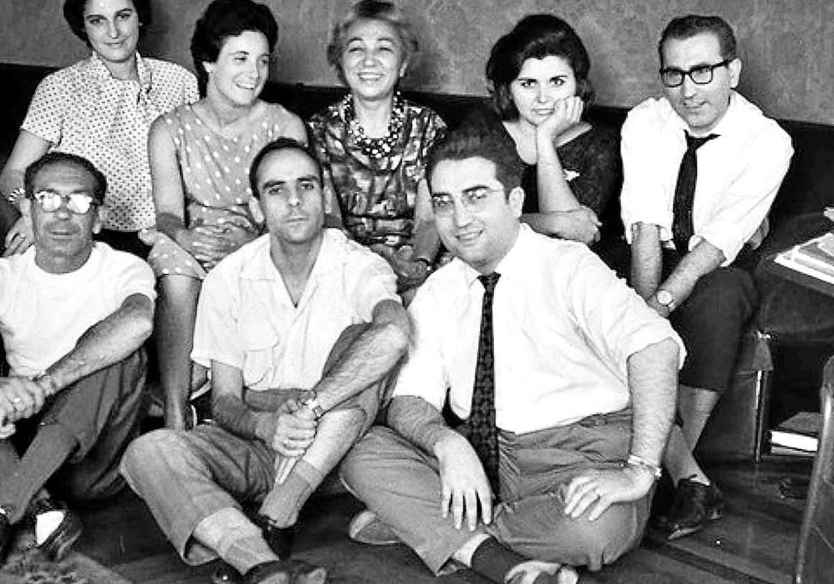 Aresti, primero por la derecha (con su hermano Juan Mari detrás), en el estudio de Rafael Figuera, con Ángela Figuera en el centro.