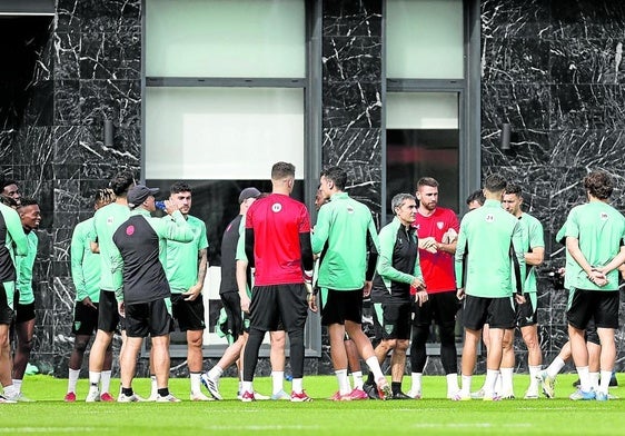 Ernesto Valverde y su plantilla, en un entrenamiento en Lezama.