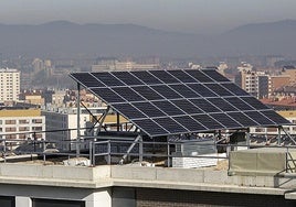 Placas solares en el tejado de un edificio a las afueras de Vitoria.