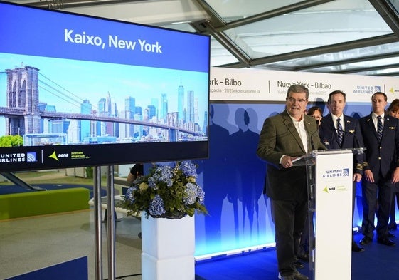 El alcalde de Bilbao, Juan Mari Aburto, en el acto de presentación de la línea que enlaza a Nueva York y Bilbao.