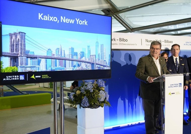 El alcalde de Bilbao, Juan Mari Aburto, en el acto de presentación de la línea que enlaza a Nueva York y Bilbao.