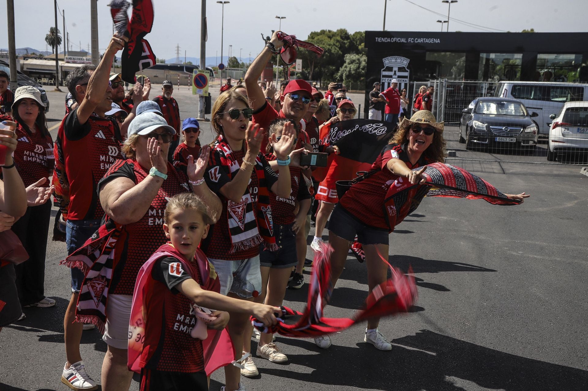La afición del Mirandés recibe a los jugadores en el estadio Cartagonova