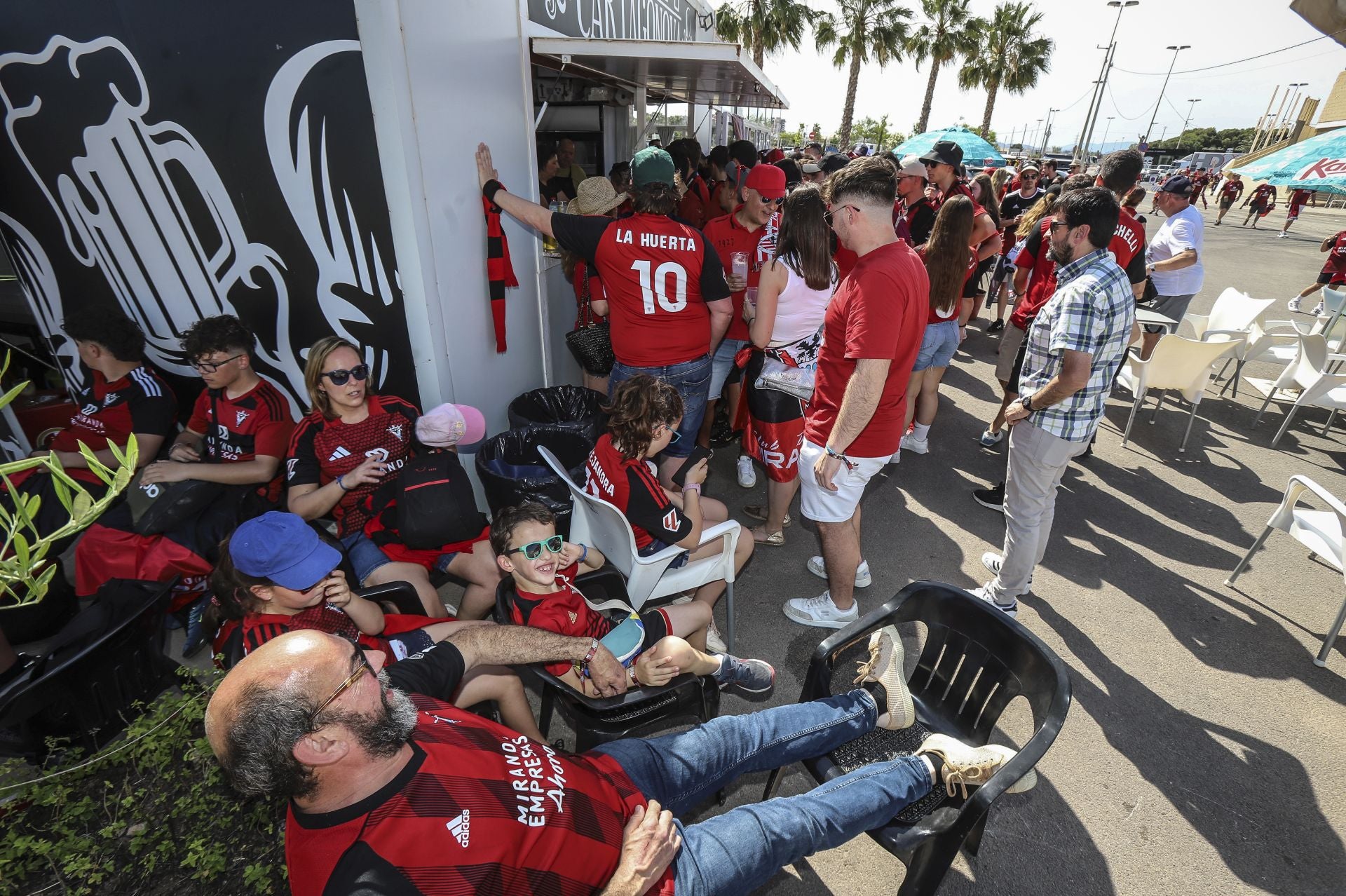 La afición del Mirandés recibe a los jugadores en el estadio Cartagonova