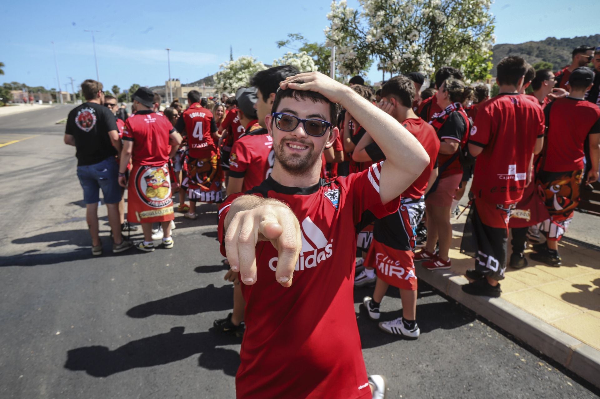 La afición del Mirandés recibe a los jugadores en el estadio Cartagonova