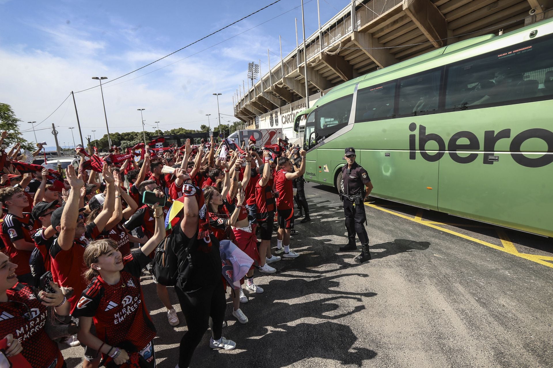 La afición del Mirandés recibe a los jugadores en el estadio Cartagonova