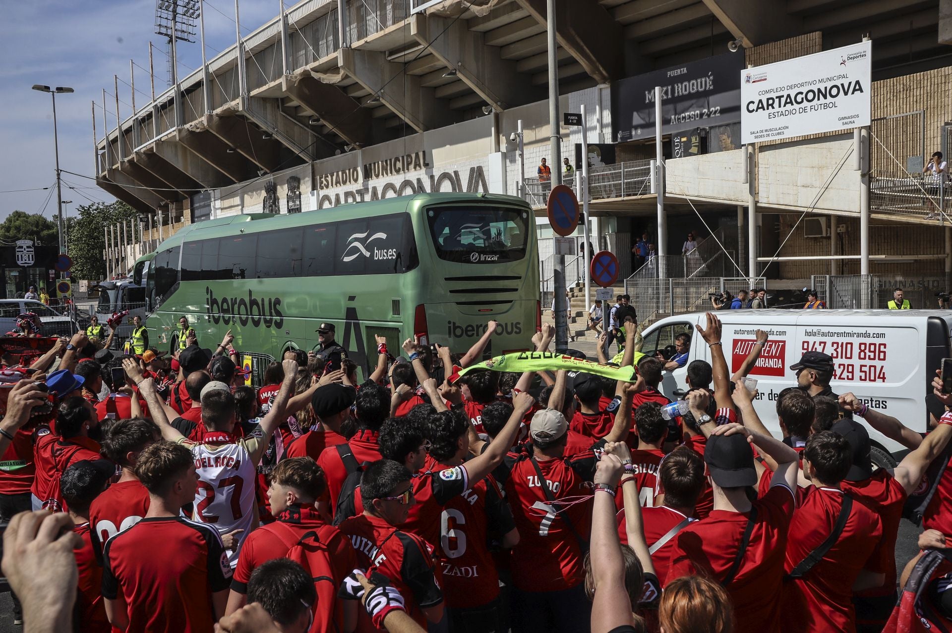 La afición del Mirandés recibe a los jugadores en el estadio Cartagonova