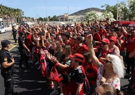 Aficionados del Mirandés animan mientras esperan la llegada de los jugadores al estadio del Cartagena.