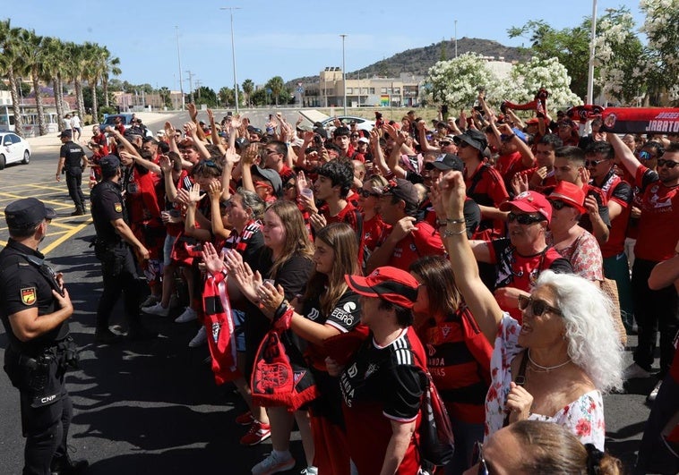Aficionados del Mirandés animan mientras esperan la llegada de los jugadores al estadio del Cartagena.