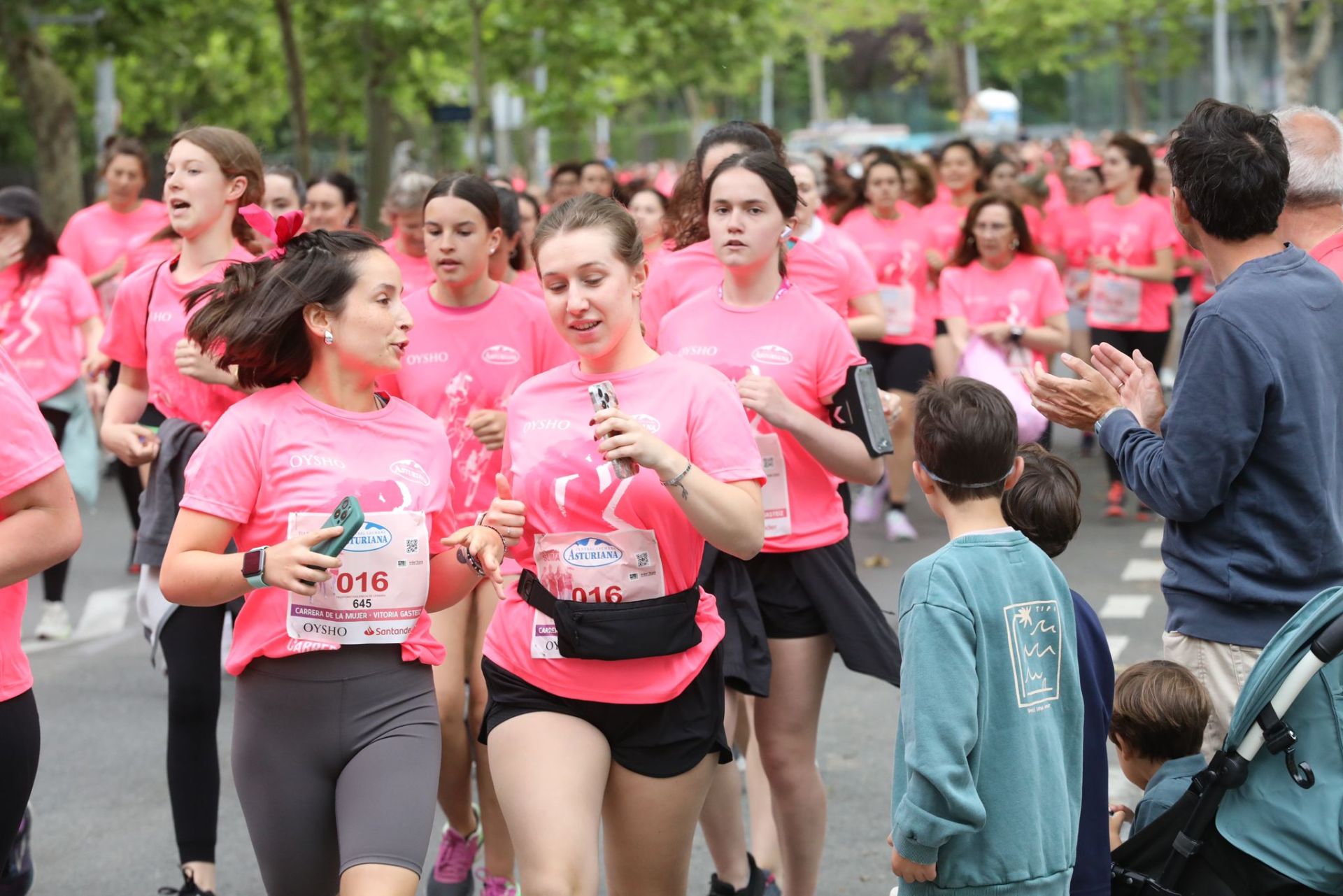 Una marea de 3.000 mujeres contra el cáncer recorre Vitoria