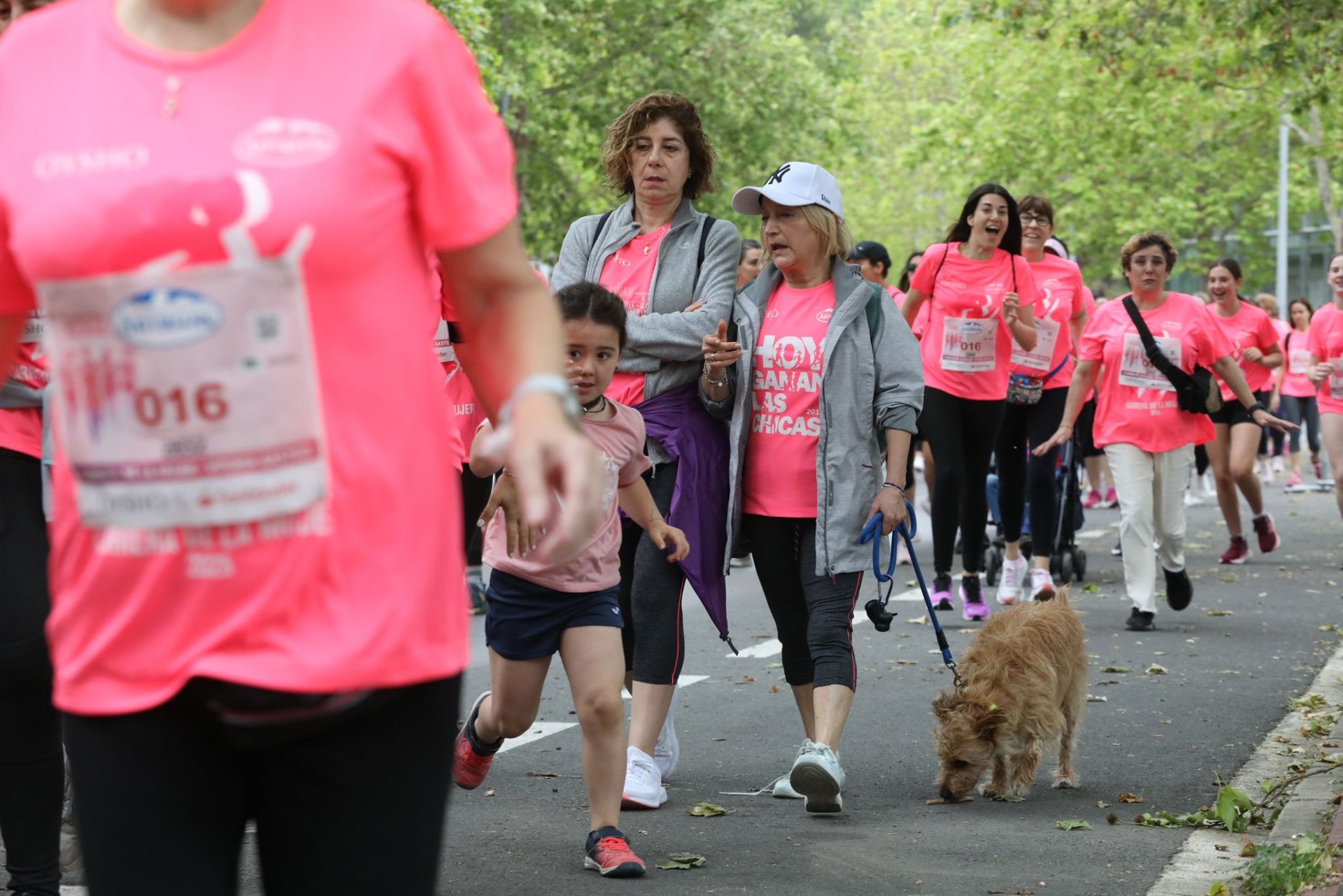 Una marea de 3.000 mujeres contra el cáncer recorre Vitoria