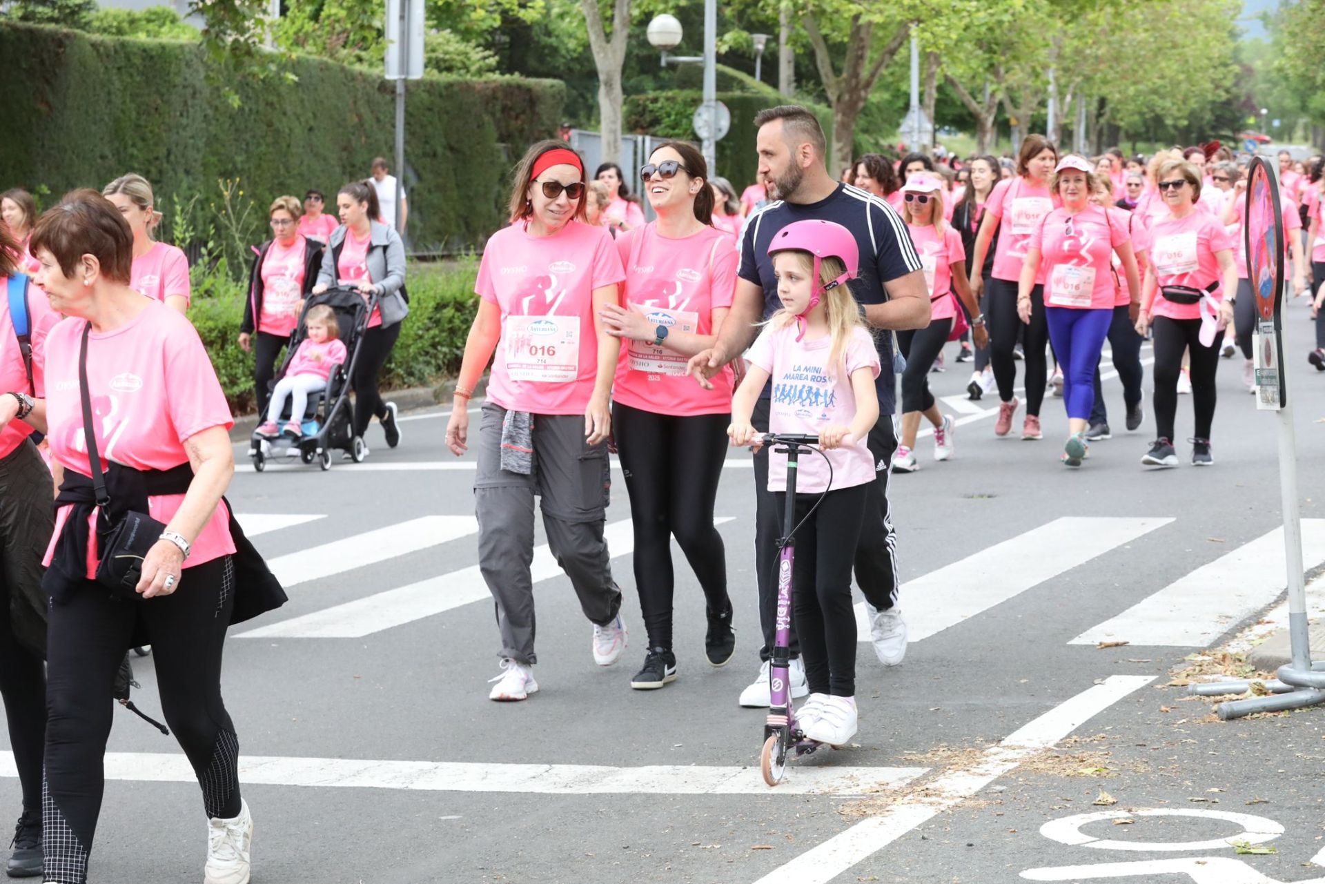 Una marea de 3.000 mujeres contra el cáncer recorre Vitoria
