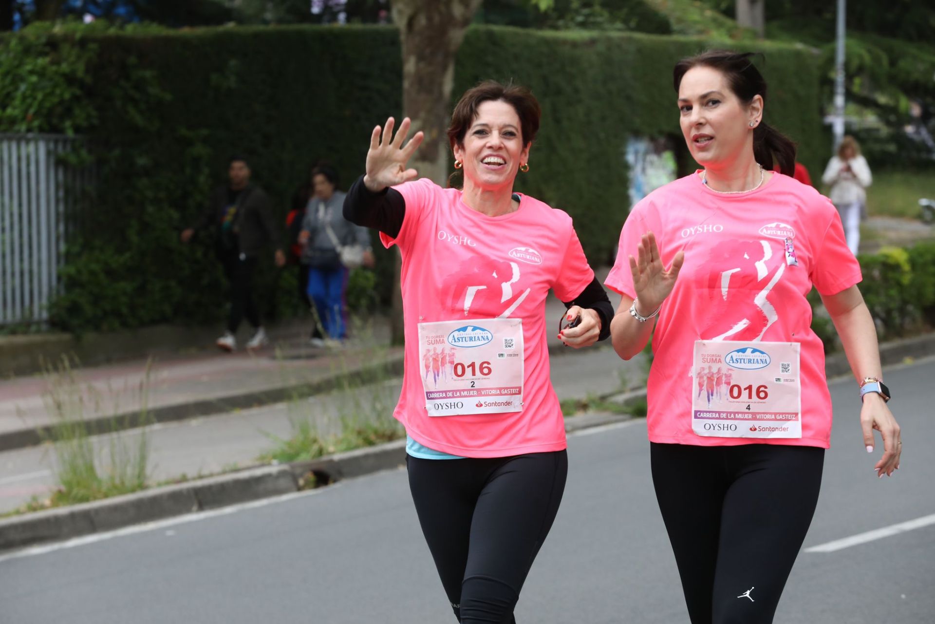 Una marea de 3.000 mujeres contra el cáncer recorre Vitoria