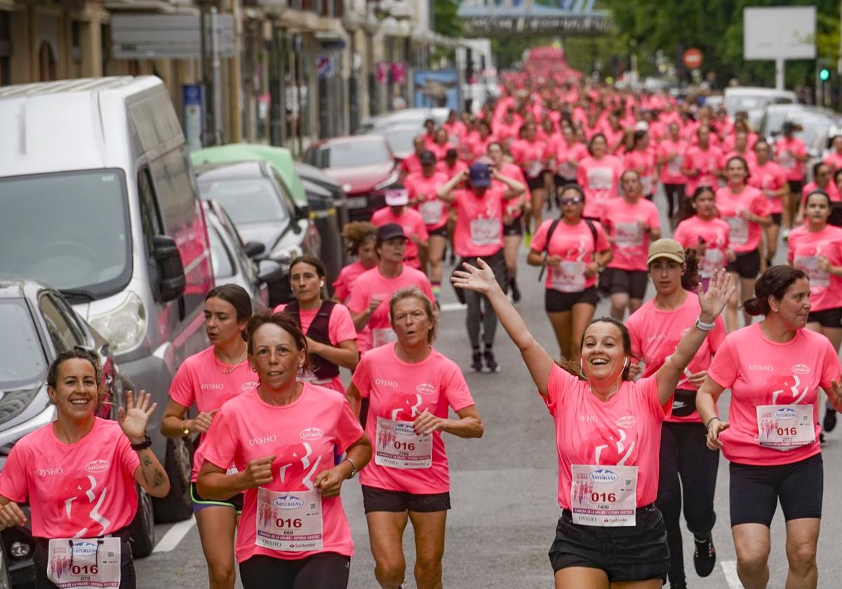 La multitud de mujeres tiñó de rosa la ciudad a su paso por las principales calles de la ciudad, como ocurrió en Manuel Iradier.
