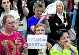La protesta por el brutal crimen reunió el viernes a centenares de personas en la plaza de Rekalde.