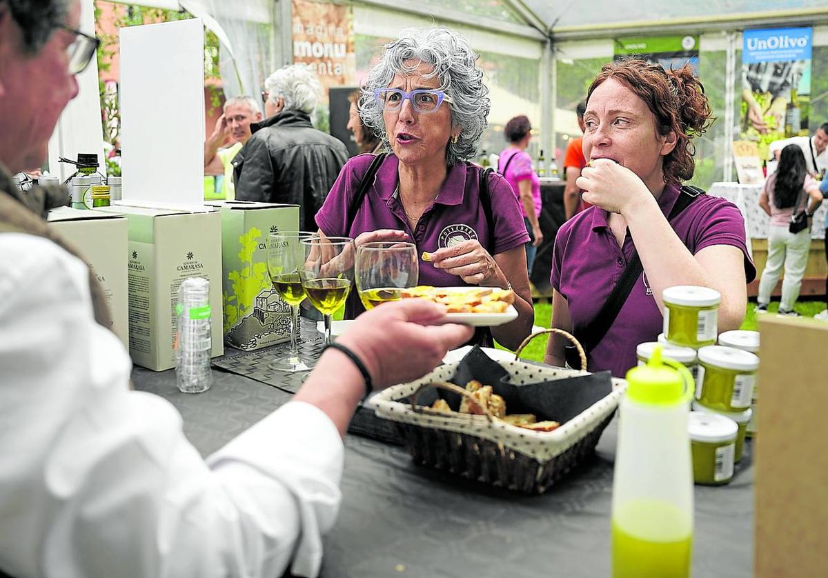 Los visitantes degustaron pintxos y probaron el aceite virgen extra cultivado en Sierra Mágina, en Jaén.