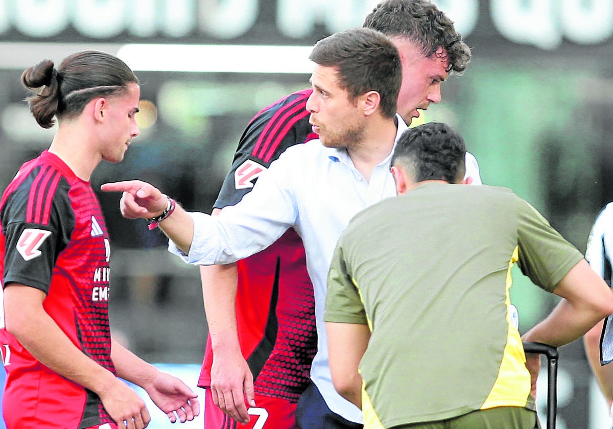 Lisci se dirige a Álex Calvo, autor del bonito tercer gol, por la asistencia y la ejecución.