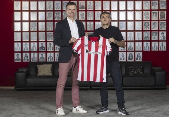 El presidente del Athletic, Jon Uriarte, posa junto a Ernesto Valverde tras el acuerdo de renovar una temporada más.