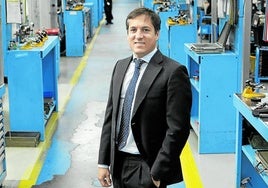Javier Quesada en la fábrica que Teknia tiene en Abanto.