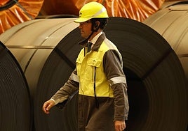 El lehendakari Imanol Pradales en su visita a la factoría de ArcelorMittal en Sestao.