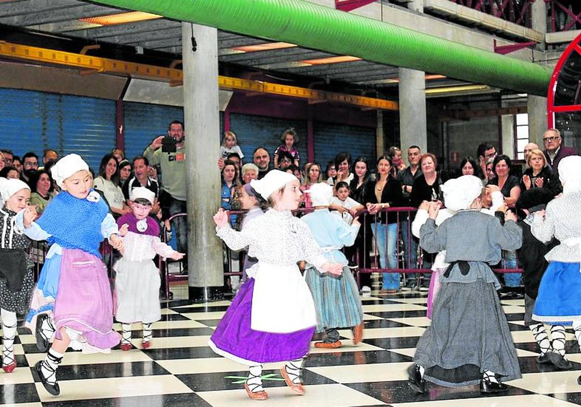 Dantzaris de todas las edades compartirán exhibición y mesa.