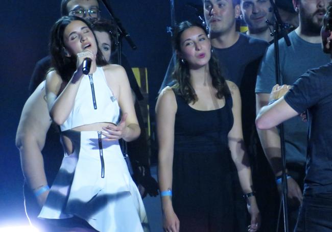 En la última, 'Todas las horas', con el coro.