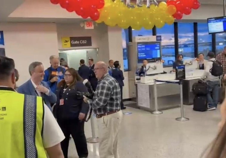 En el aeropuerto de Newark organizaron una fiesta antes del despegue.