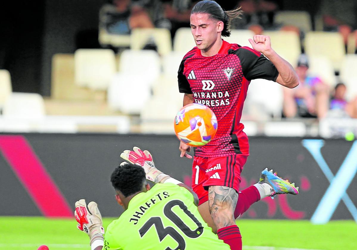 Álex Calvo batió a Dick para hacer el 1-3 y estrenarse como goleador.