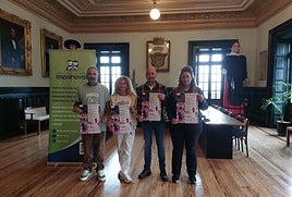 Representantes de Apanovas y el alcalde de Lekeitio, Ander Aldazabal, posan con el cartel.