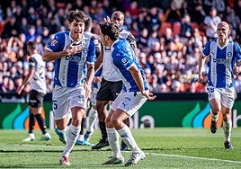 Carlos Martín celebra el gol que marcó con el Alavés en Mestalla.