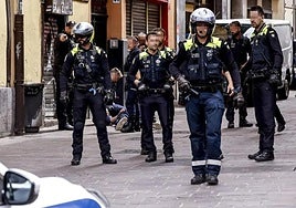 Agentes de la Policía Local, durante una intervención en el Casco Viejo