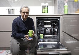 Víctor Lozano muestra cómo colocar el dispensador automático de jabón, sal y abrillantador que ha desarrollado su 'startup' Biklin.