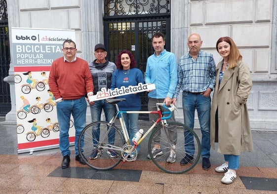 Andoni Madariaga, videpresidente de la Fundación Euskadi; Patxi Alcalde, participante y dueño de la bicicleta, Karmele Tubilla, alcaldesa de Santurtzi; Iker Camaño, excorredor, Óscar Seoane, gerente de la Fundación Síndrome de Down e Itziar Carrocera, concejala de Cultura, Euskera y Deporte.