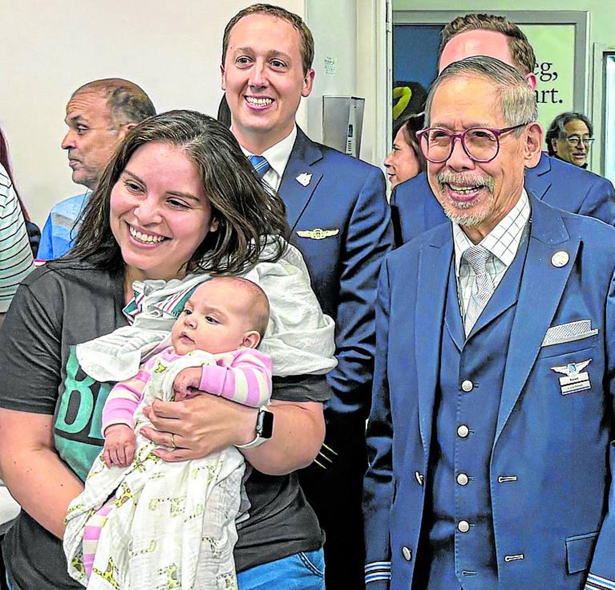 Amparo mece a Sofía, junto a un copiloto y un auxiliar en Newark.