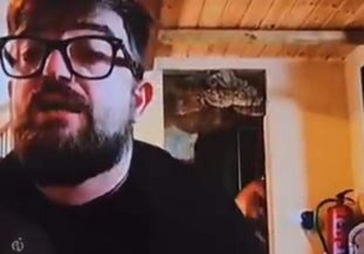 Una mujer desnuda se cuela por error en una conexión en directo de un influencer en un programa de Telecinco