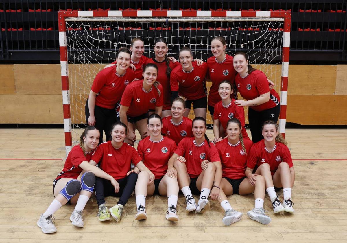 Jovenes y ambiciosas. Las jugadoras del Zuazo posan en un entrenamiento en Lasesarre.