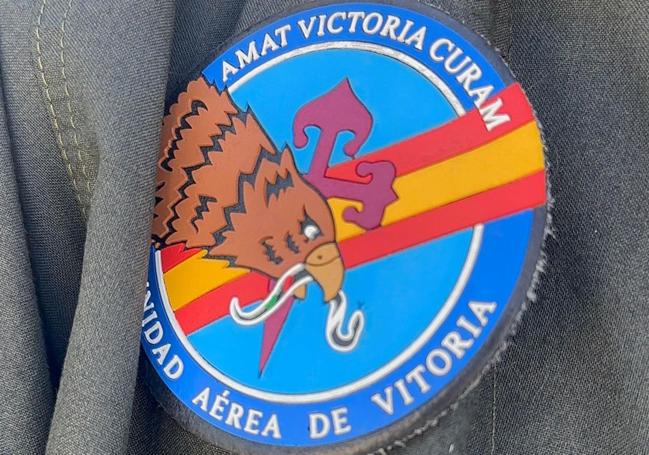 Detalle del escudo de la Unidad Aérea de Vitoria, con un aguila cazando una serpiente y la cruz de Santiago de fondo.