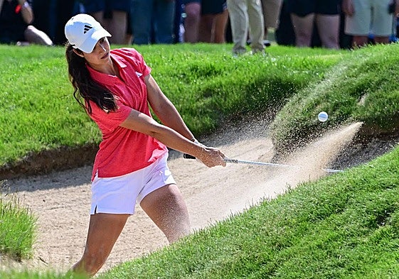 Julia López saca su bola de búnker en la ronda final del Abierto de los Estados Unidos.