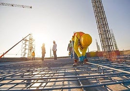 Personas extranjeras trabajando en una construcción.